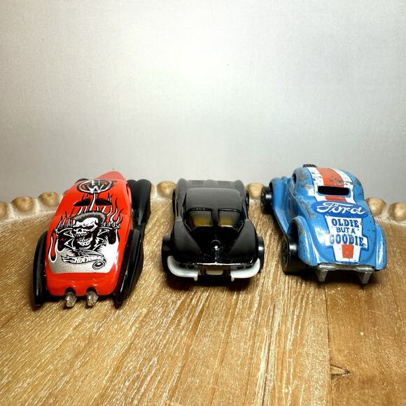 Hot Wheels Vintage Lot of 3 – Ford Oldie But Goodie, Bone Shaker Style, Corvette - Picture 2 of 11